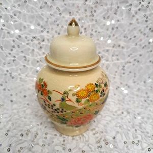 Small Japanese jar. 2 peacocks